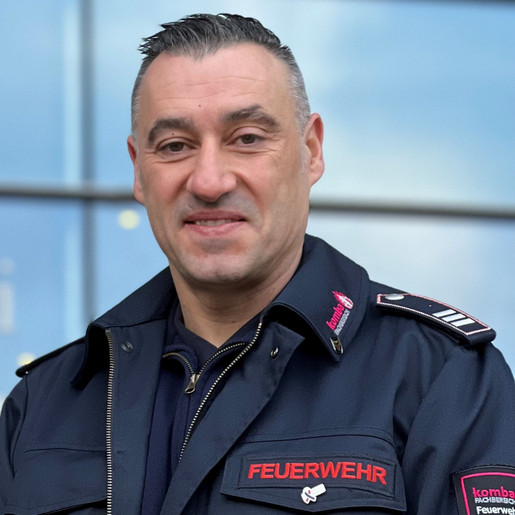 Valentino Tagliafierro Ein Mann in einer Feuerwehruniform der in die Kamera lächelt