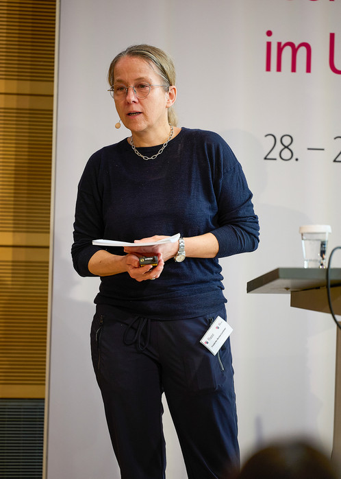 Eine Frau hält einen Vortrag auf einer Bühne