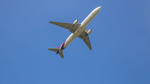 Arbeitgeberin muss Verantwortung übernehmen – Beschäftigte verdienen endlich Tarifschutz! Zu sehen ist ein Flugzeug am Himmel