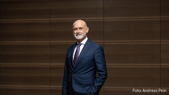 „Die Länder stehen in Konkurrenz mit dem Bund und den Kommunen, die besser zahlen. Außerdem haben auch die Beschäftigten bei den Ländern steigende Lebenshaltungskosten.“ Das Foto zeigt Volker Geyer, Bundesvorsitzenden des dbb.