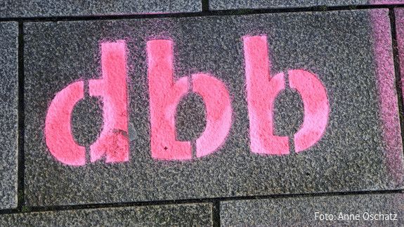 Das Foto zeigt den Schriftzug "dbb".