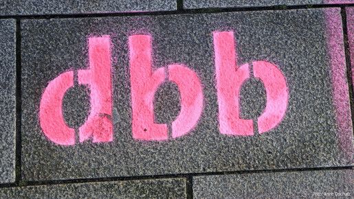 Das Foto zeigt den Schriftzug "dbb".