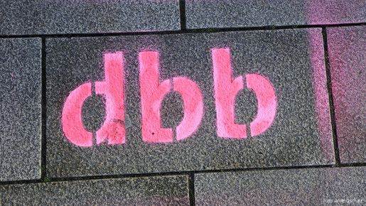 Das Foto zeigt den Schriftzug "dbb".