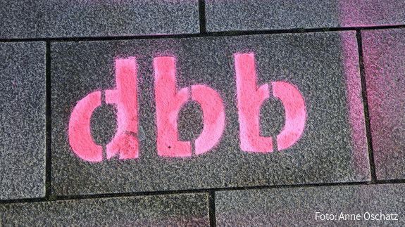 dbb-Schriftzug - dbb beamtenbund und tarifunion Das Foto zeigt den Schriftzug "dbb".