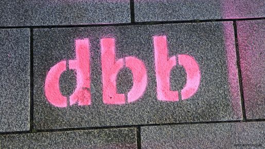 Das Foto zeigt den Schriftzug "dbb".
