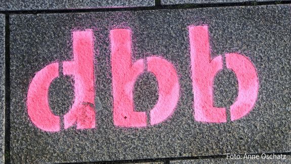Das Foto zeigt den Schriftzug "dbb".