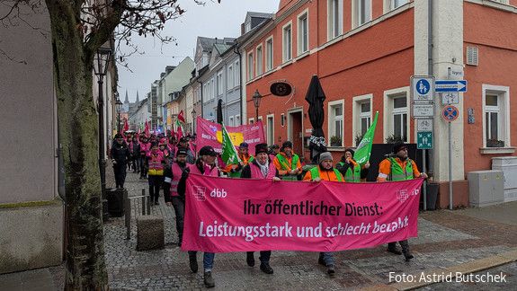 Zu sehen ist die Demonstration zur EKR 2025 in Hof.