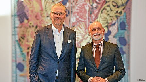 Das Foto zeigt den dbb Bundesvorsitzenden Volker Geyer (r) mit BDA-Präsident Rainer Dulger (l)