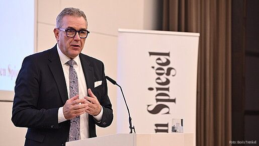 Das Foto zeigt Andreas Hemsing, dbb-Vize, am Rednerpult.