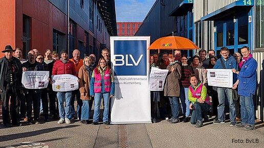 Das Foto zeigt demonstrierende Berufsschullehrkräfte.