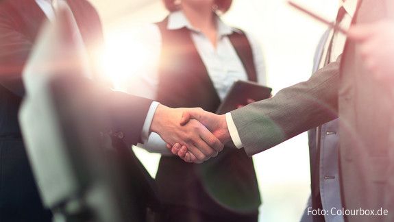 Handschlag bei Vertragsabschluss (Symbolbild) Handschlag bei Vertragsabschluss (Symbolbild)