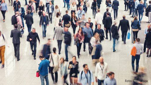 Bild auf eine Menschenmenge, die hektisch in verschiedene Richtungen laufen