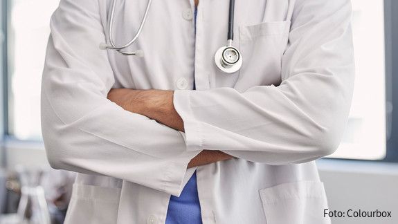 Gesundheitswesen ist Daseinsvorsorge und kein Sparposten Das Foto zeigt einen Arzt, er hat die Arme verschränkt.