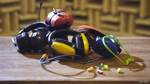 Gehörschützer im Semi-Schallschluckraum des Instituts für Arbeitsschutz der Deutschen Gesetzlichen Unfallversicherung (IFA).