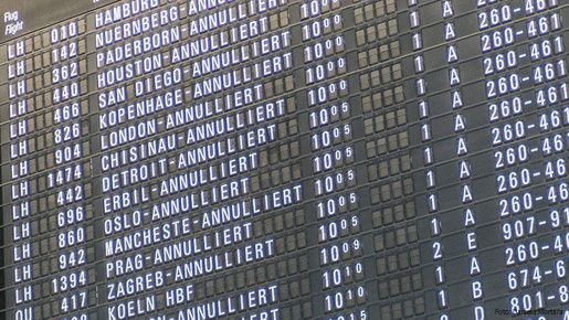 Anzeigentafel mit aufgrund von Streik annullierten Flügen am Flughafen Frankfurt/Main