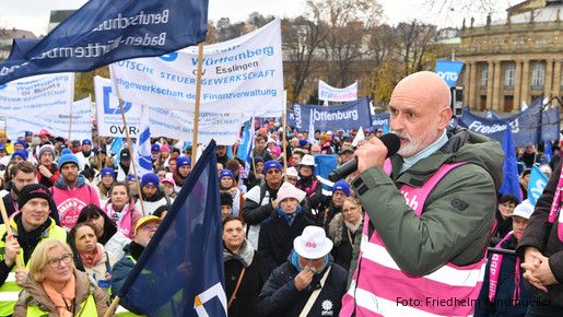 6.000 Beschäftigte demonstrieren in Stuttgart für mehr Einkommen