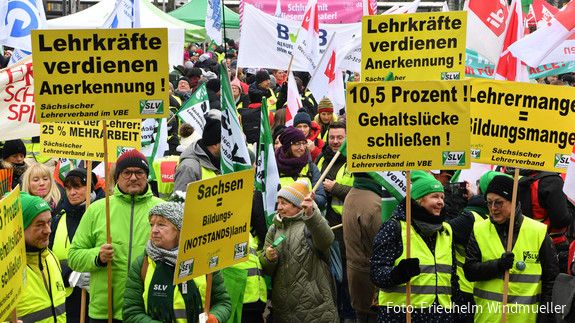 Vor Beginn der dritten Verhandlungsrunde am 7. Dezember haben Landesbeschäftigte in Dresden auf der Straße den Druck erhöht. 06.12.2023, Jahr > 2023, Ort > Europa > Deutschland > Sachsen > Dresden, Einkommensrunde 2023