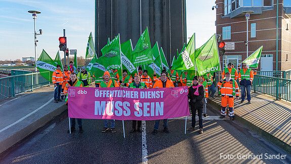Gehaltssteigerungen zwingend erforderlich Das Foto zeigt Demonstrierende auf der Jann-Berghaus-Brücke in Leer.