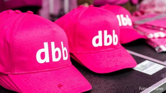 Symbolbild - dbb Zu sehen ist Käppis mit dem Schriftzug "dbb"