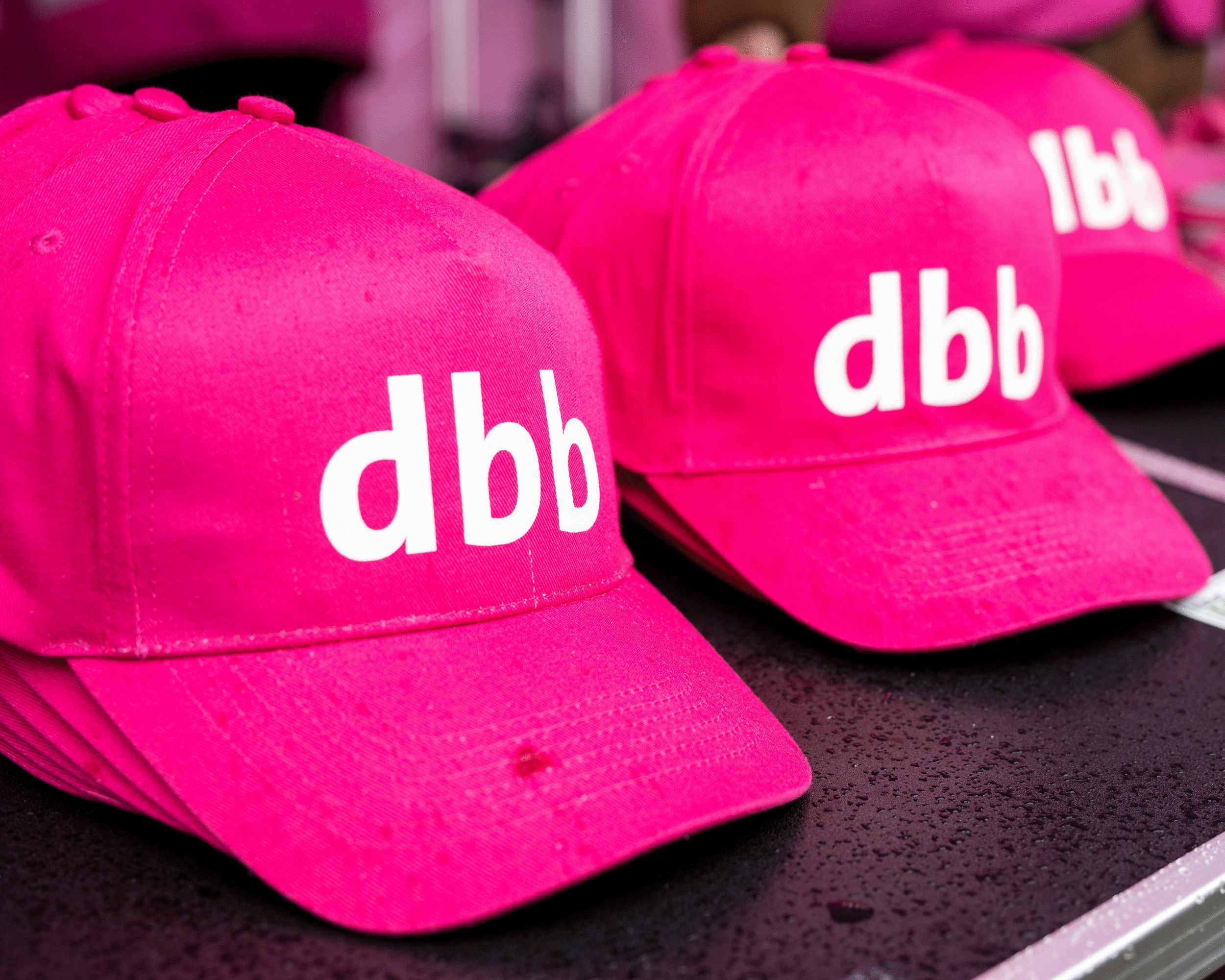 Zu sehen ist Käppis mit dem Schriftzug "dbb"