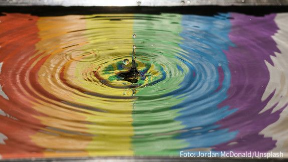 Foto zum Thema "Diversity-Day 2025": Zu sehen sind Regenbogen-Farben, die sich im Wasser spiegeln.