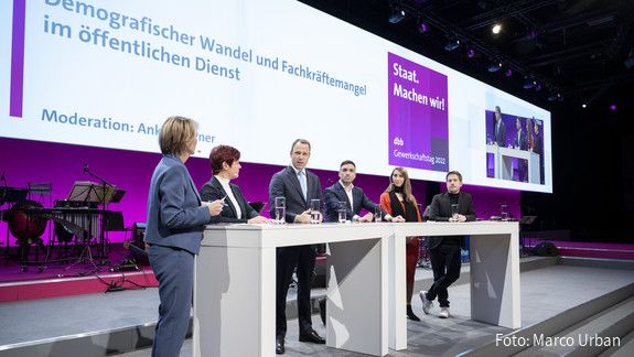Podiumsdiskussion zu attraktiveren Arbeitsbedingungen im öffentlichen Dienst beim dbb Gewerkschaftstag 2022 am 29. November 2022 in Berlin.