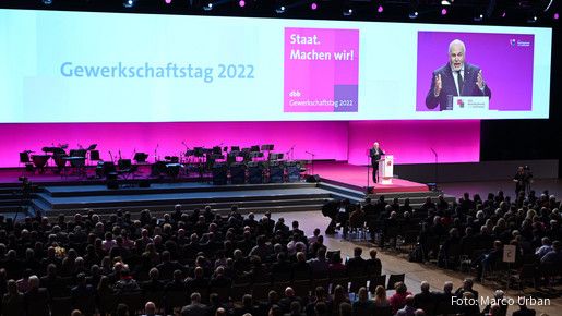 Ulrich Silberbach dbb Chef Ulrich Silberbach bei seiner Rede auf der Öffentlichen Veranstaltung des dbb Gewerkschaftstag 2022