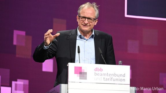 Albrecht von Lucke, Publizist, Jurist und Politikwissenschaftler, bei der dbb Jahrestagung 2023 in Köln