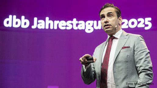 Zukunftsforscher Sven Gábor Jánszky auf der dbb Jahrestagung 