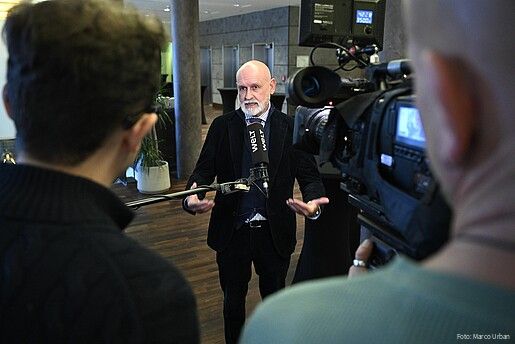 dbb Bundesvorsitzender Volker Geyer wird von einem Fernsehteam interviewt