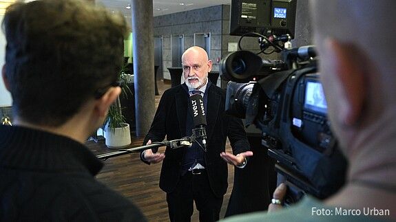 dbb Bundesvorsitzender Volker Geyer wird von einem Fernsehteam interviewt