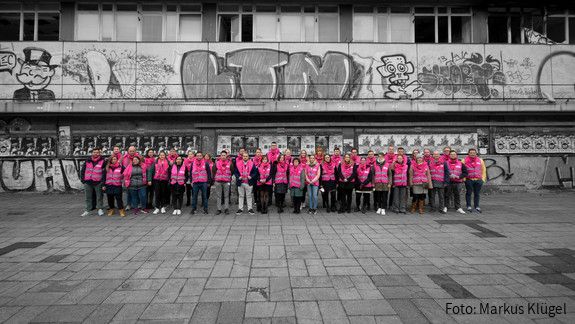 Einkommensrunde 2021: dbb jugend fordert konstruktive Verhandlungen Eine Gruppe junger Beschäftigter des öffentlichen Dienstes in Warnwesten steht vor einem abrissreifen Plattenbau