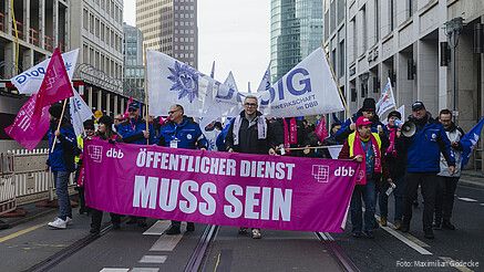 Demozug läuft über die Leipziger Straße.