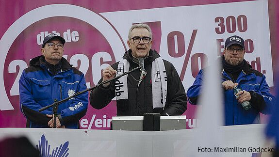 Eine Tariferhöhung ist kein Weihnachtsgeschenk Andreas Hemsing hält eine Rede.