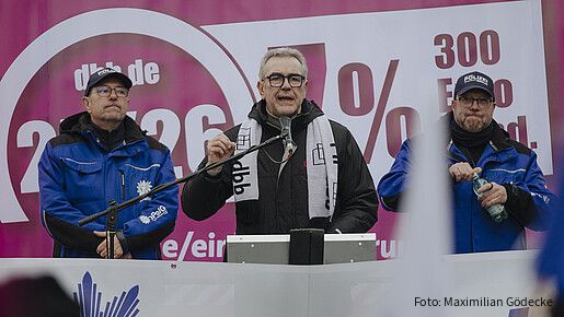 Andreas Hemsing hält eine Rede.