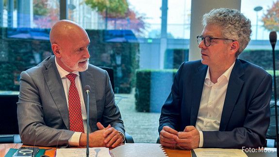 Das Foto zeigt dbb-Chef Volker Geyer im Gespräch mit Dr. Stefan Nacke, dem Vorsitzenden der Arbeitnehmergruppe der CDU/CSU-Fraktion im Bundestag.
