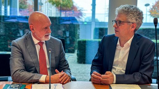 Das Foto zeigt dbb-Chef Volker Geyer im Gespräch mit Dr. Stefan Nacke, dem Vorsitzenden der Arbeitnehmergruppe der CDU/CSU-Fraktion im Bundestag.