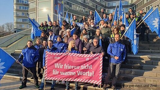 Fas Foto zeigt protestierende Polizistinnen und Polizisten vor dem Hamburger Polizeipräsidium.