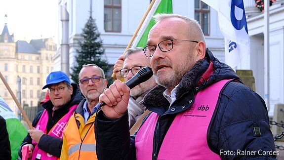 Das Foto zeigt Beschäftige des öffentlichen Dienstes, die in Schwerin demonstrieren.