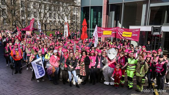 700 Demonstrierende haben sich in der Duisburger Innenstadt versammelt