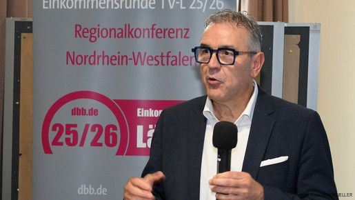 Das Foto zeigt dbb-Vize Andreas Hemsing während seiner Rede. Er hält ein Mikrofon in der Hand.