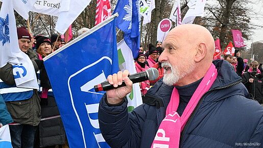 Das Foto zeigt Volker Geyer, den Bundesvorsitzenden des dbb, während einer Rede vor Demostrierenden.