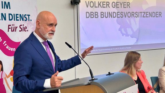 Ganz im Sinne des Grundgesetzes: Gleichberechtigung! Das Foto zeigt Volker Geyer, Bundesvorsitzender des dbb, am Rednerpult.