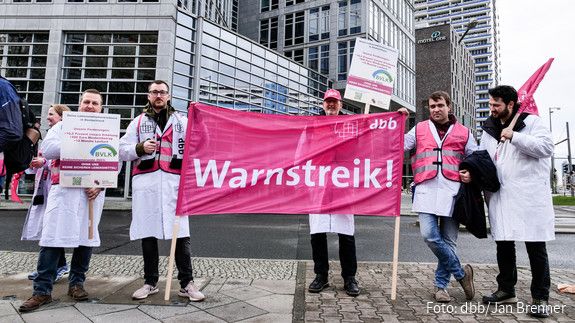 Lebensmittelkontrolleure protestieren vor der VKA-Geschäftsstelle in Berlin