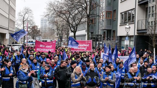 Menschen in blauen Warnwesten demonstrieren in Berlin.