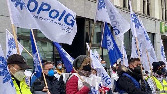 Demonstrierende Polizeibeschäftigte in Berlin