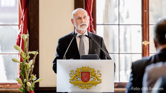 Das Foto zeigt Volker Geyer am Rednerpult.