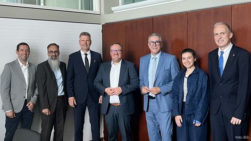 Das Gruppenfoto zeigt Wolf-Dietrich Waldsauer, Joachim Wurster, Kai Rosenberger, Alexander Ohmenzetter, Andreas Hemsing, Tatjana Ivanizky und Jörg Feuerbacher (von links).