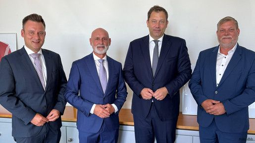 Von links: Thomas Liebel (BDZ Deutsche Zoll- und Finanzgewerkschaft), Volker Geyer (dbb), Bundesfinanzminister Lars Klingbeil (SPD), Heiko Teggatz (Deutsche Polizeigewerkschaft).